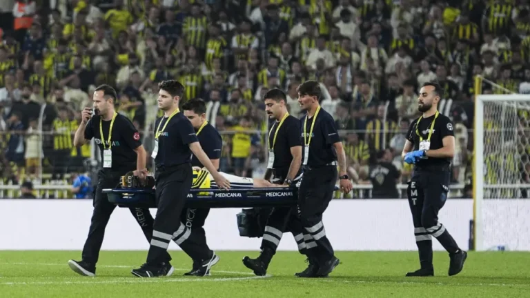 Kerem Akturkoglu, ex-Benfica, hospitalizado após lance arrepiante