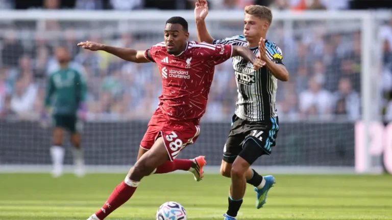 Liverpool empata em Newcastle nos descontos no início da Premier League