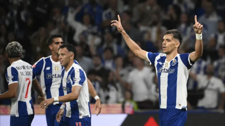 Polémica, golos anulados e emoção. FC Porto bate Arouca e agarra trono