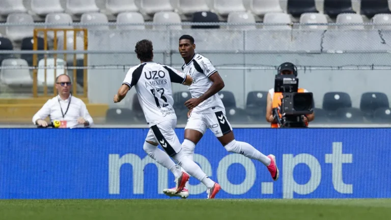 Vitória SC afasta mau olhado e abate Nacional rumo ao primeiro triunfo